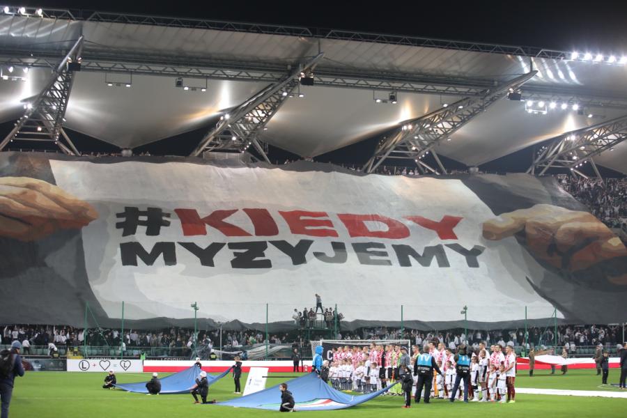 Oprawa kibiców Legii Warszawa przed meczem 14. kolejki piłkarskiej Ekstraklasy z Górnikiem Zabrze