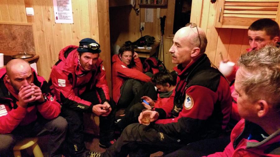 Ratownicy TOPR po całonocnej akcji odpoczywają w dyżurce w schronisku nad Morskim Okiem / fot. Andrzej Mikler
