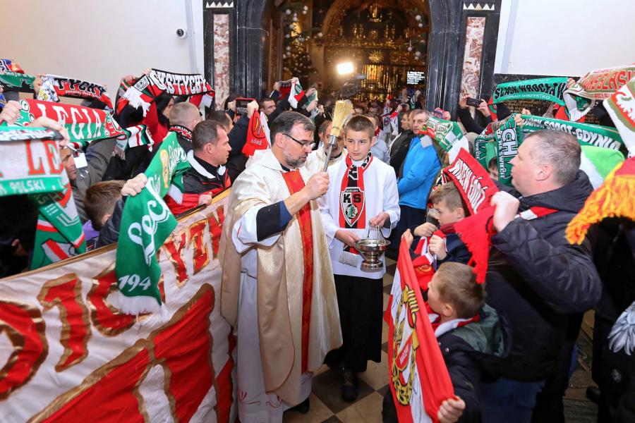 Ks. Leszek Ziola (C) podczas mszy św. w Kaplicy Cudownego Obrazu. XI Patriotyczna Pielgrzymka kibiców na Jasną Górę