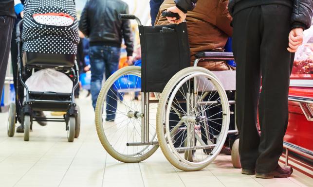 Świadczenie pielęgnacyjne zamiast emerytury. Przełomowy wyrok dla opiekunów osób niepełnosprawnych