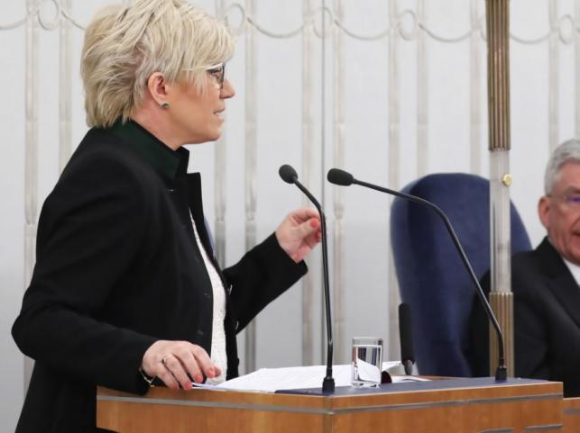 Prezes Przyłębska Eksperymentuje Z Fryzurą Inspiracja Irokezem Dała