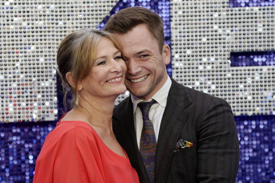 Taron Egerton z mamą, Christine na premierze filmu "Rocketman"