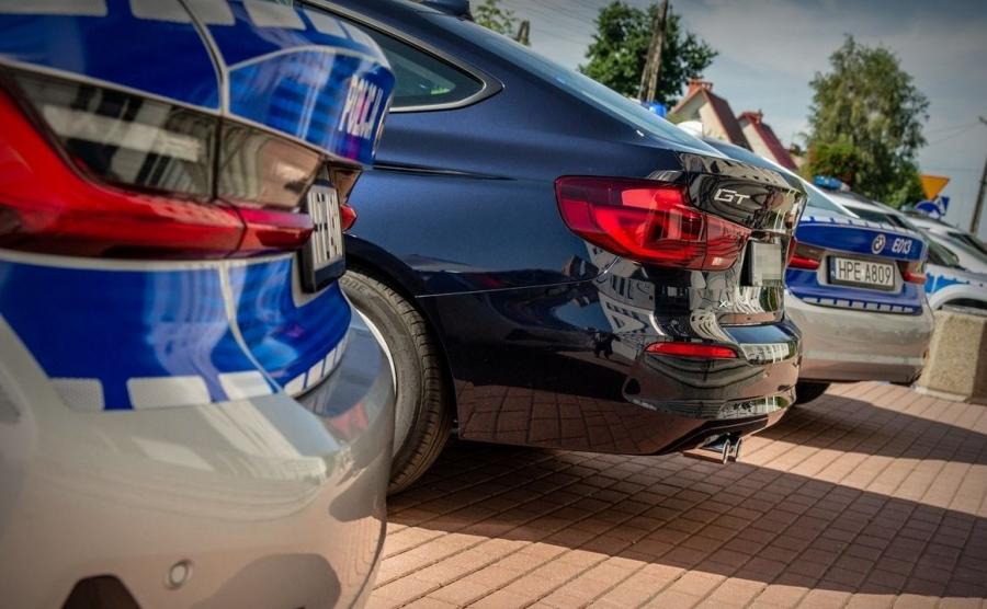 BMW serii 3 Gran Turismo w porównaniu do sedana ma bardziej ścięty i inaczej ukształtowany tył, a klapa bagażnika unosi się razem z szybą