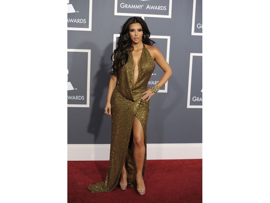 Kim Kardashian w brudnozłotej sukni ze śmiałymi rozcięciami od Kaufman Franco. Piękna kreacja niestety optycznie dodała kilogramów gwieździe.