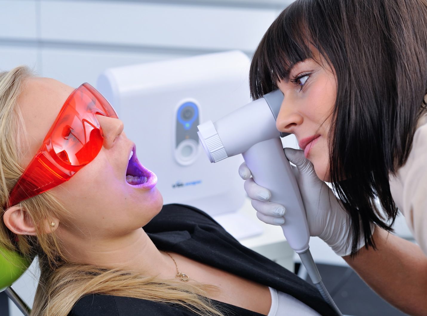 Bakterie jamy ustnej a choroba Parkinsona – nowa rola osi jelito–mózg