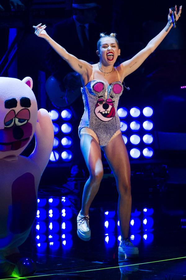 Miley Cyrus podczas występu na gali MTV Video Music Awards 2013