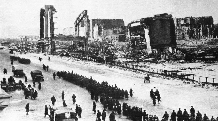 Radzieckie i polskie oddziały wkraczają do zburzonej Warszawy. Styczeń 1945 roku