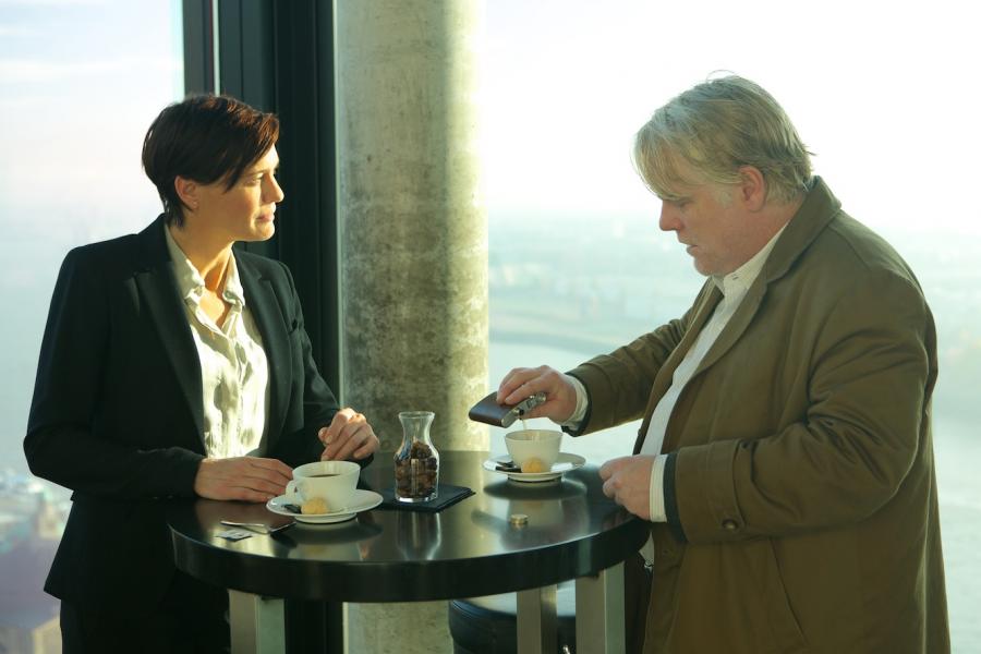Robin Wright i Seymour Hoffman w filmie "Bardzo poszukiwany człowiek"