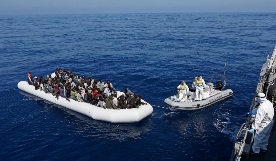 IMIGRANCI PŁYNĄ Z AFRYKI DO EUROPY NA TRATWACH I PONTONACH