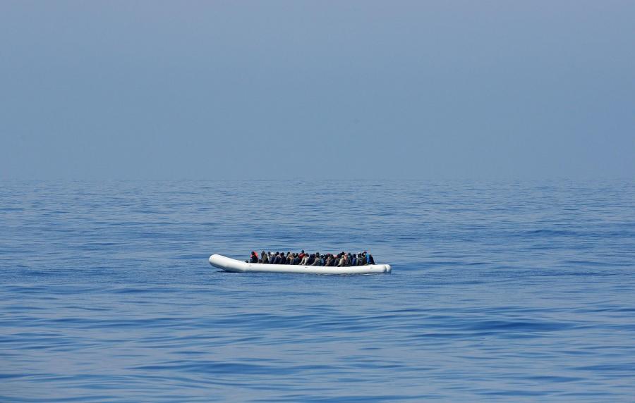 IMIGRANCI PŁYNĄ Z AFRYKI DO EUROPY NA TRATWACH I PONTONACH