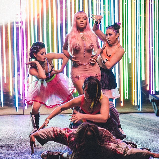 Nicki Minaj prezentuje "The Night Is Still Young"