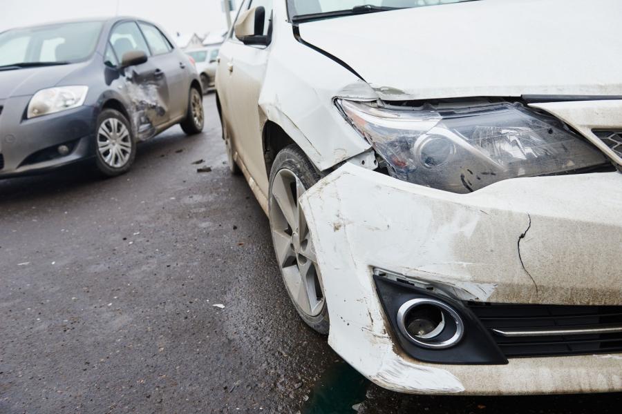Wszyscy cali? Nie blokuj ruchu. Masz obowiązek zabrać z drogi samochód po zderzeniu
