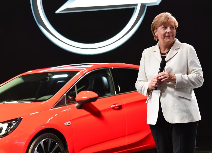 Angela Merkel i opel astra