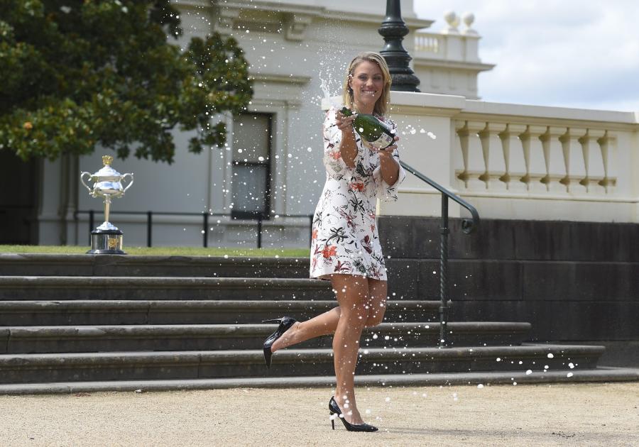 Angelique Kerber pozowała z trofeum
