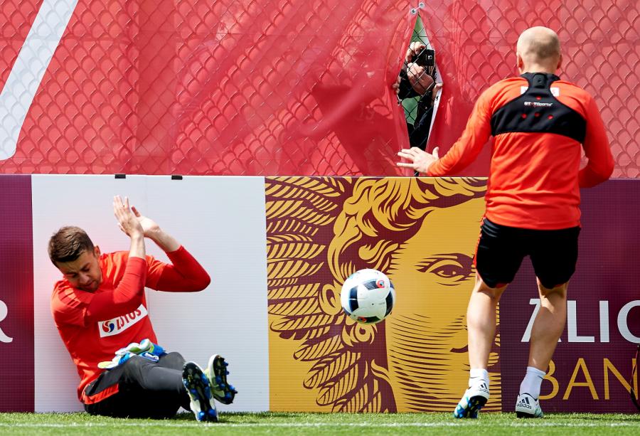 Euro 2016: Żony polskich piłkarzy nie spuszczają wzroku ze swoich mężów nawet podczas treningów