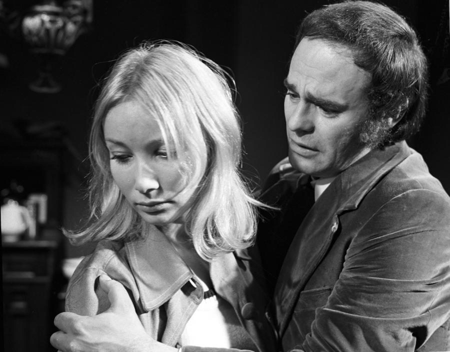 Roman Wilhelmi i Pola Raksa w spektaklu Teatru Telewizji "Miłość i gniew" (reżyseria Zygmunt Hubner, 1973)
