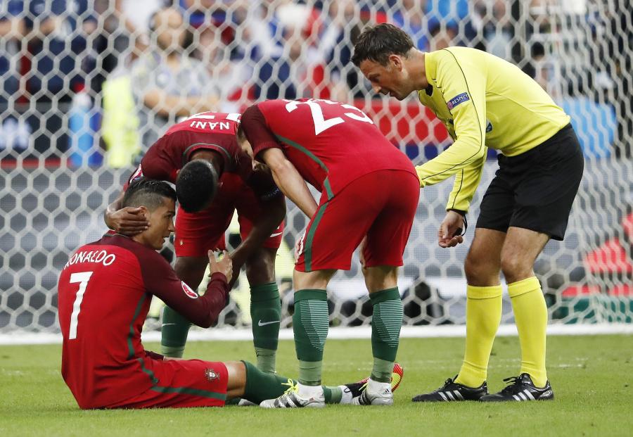 RONALDO ZNIESIONY Z BOISKA NA NOSZACH