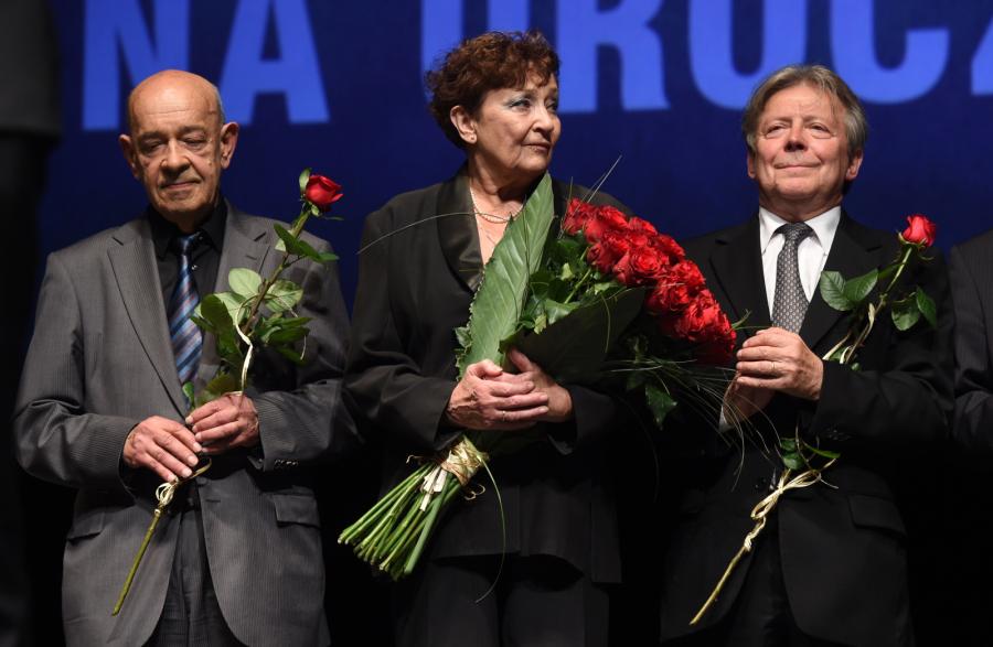 Reżyser Antoni Krauze oraz aktorzy Ewa Dałkowska i Lech Łotocki podczas premiery filmu "Smoleńsk"