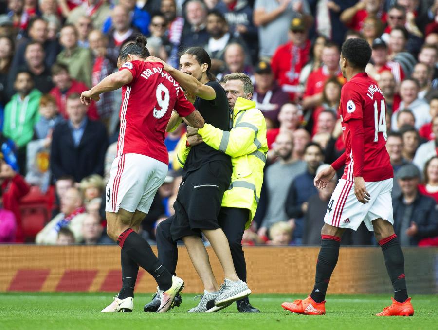 Ibrahimovic "zaatakowany" podczas meczu przez swojego... sobowtóra